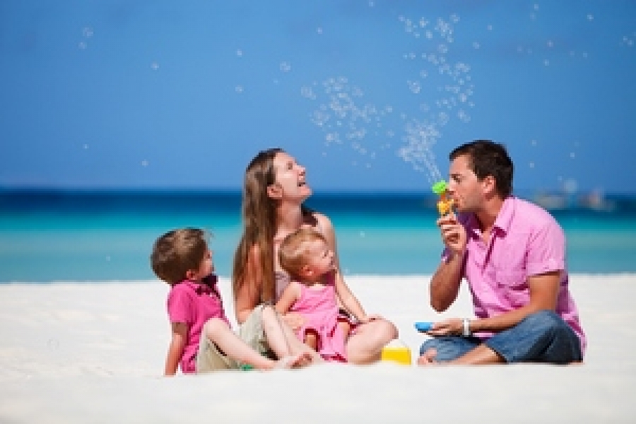 Vacanţele în familie sunt mai prielnice pentru copii decât jucăriile