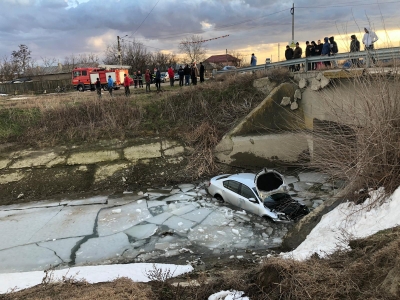 Băut, a căzut cu maşina într-un canal de irigații