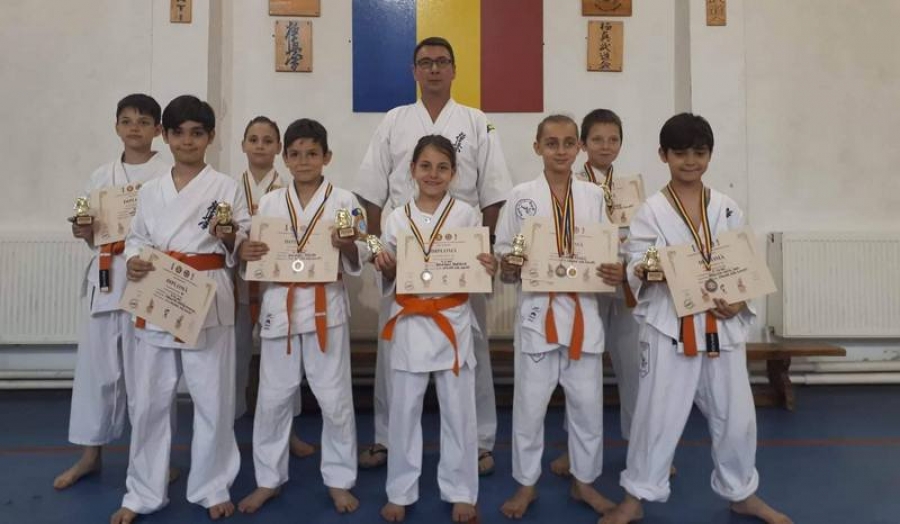 Micuţii practicanţi de Kyokushin pregătiţi de Sempai Mihai Viorel s-au întors la Galaţi cu 8 medalii