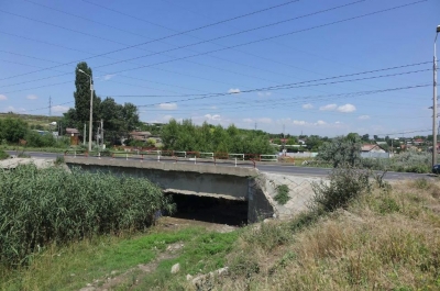 Podul din beton din Calea Smârdan, în zona intersecţiei cu strada Fileşti, în stare avansată de degradare (GALERIE FOTO)