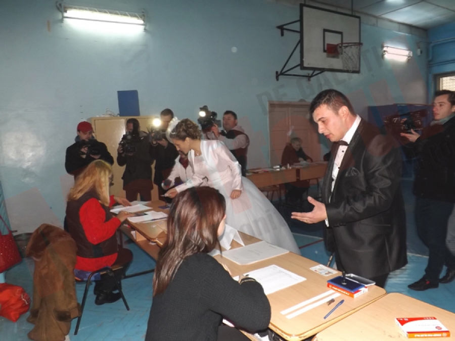 Cu alai şi chiuituri, de la nuntă la vot