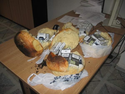 Ţigarete de contrabandă ascunse în pâine şi într-o cutie de bomboane