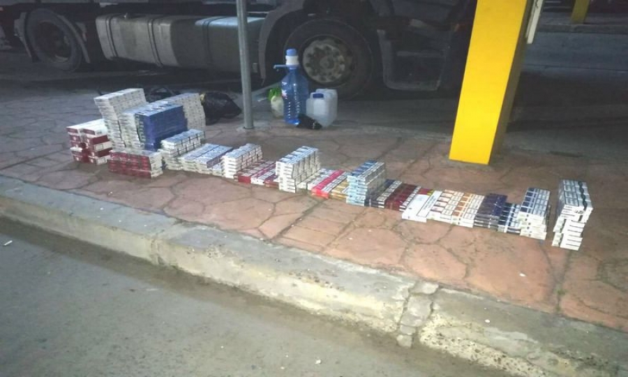 A încercat să se furişeze în ţară cu peste 17.000 de ţigări de contrabandă
