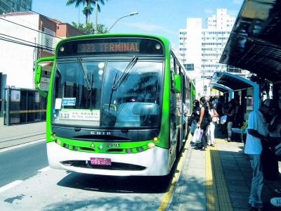 Transportul în comun către serviciu, mai sănătos decât mersul pe jos sau cu bicicleta