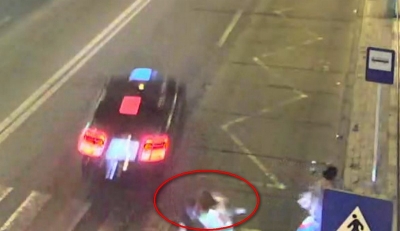 VIDEO: L-a călcat pe trecerea de pietoni şi a fugit. Victima are jumătate de corp în ghips