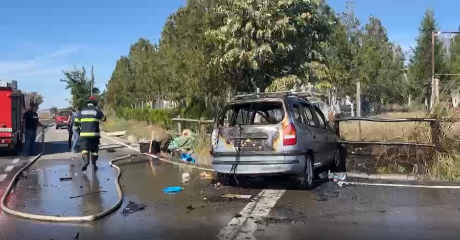 VIDEO: Accident rutier între două autoturisme, iar unul dintre ele a luat foc, la ieşirea din localitatea Izvoarele, judeţul Tulcea