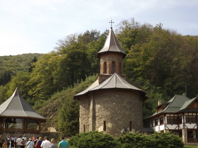Mănăstirea Prislop ascunde un secret. Ce s-a descoperit sub pardoseala bisericii lui Arsenie Boca