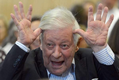 Fostul cancelar german Helmut Schmidt mărturiseşte că a avut o relaţie extraconjugală