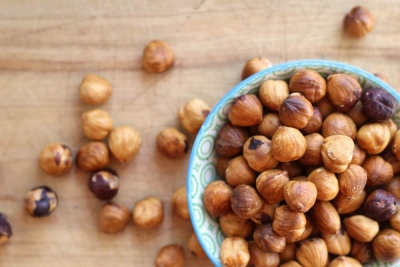 Introducerea alunelor în alimentaţia copiilor mici poate preveni alergiile la acestea