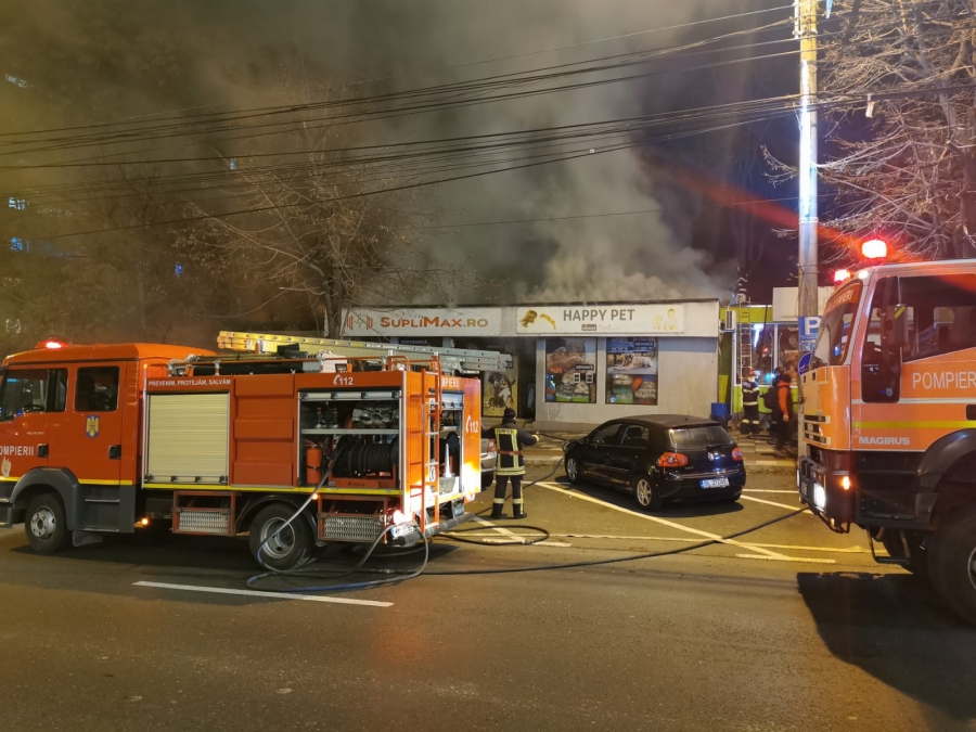Magazin incendiat de un om al străzii (VIDEO)