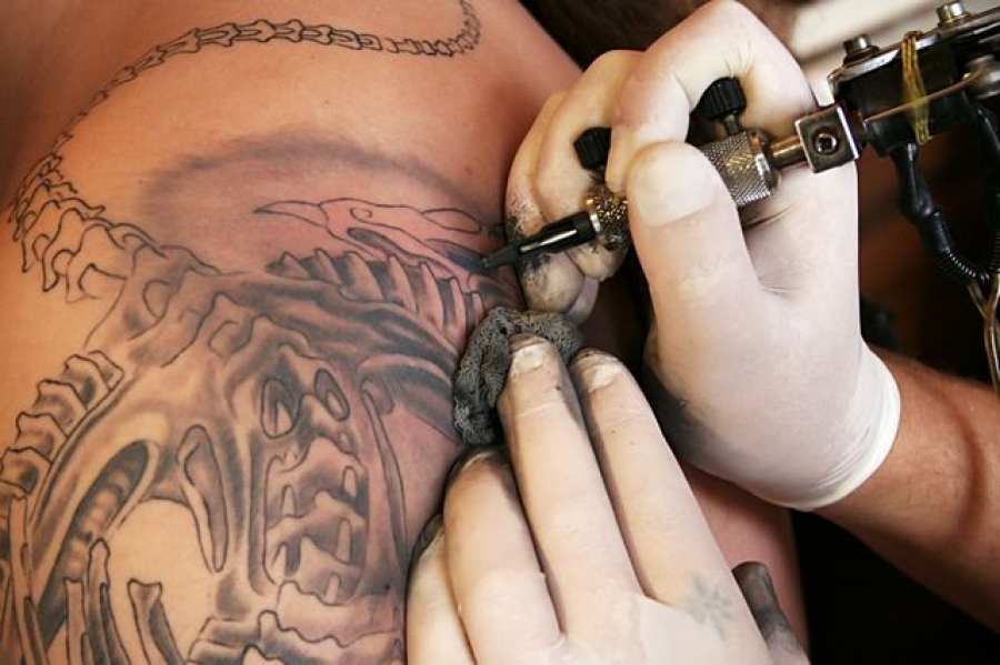De ce tatuajele se menţin pe piele chiar şi după ce aceasta se regenerează