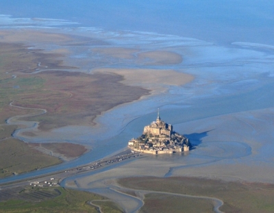 Aflux mare de turişti la Mont Saint Michel pentru a observa \"mareea secolului\"