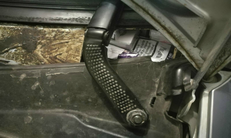 Ţigări de contrabandă descoperite în bordul unui Citroen