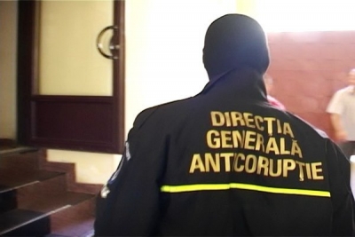 FLAGRANT: O gălăţeancă a vrut să mituiască poliţiştii locali