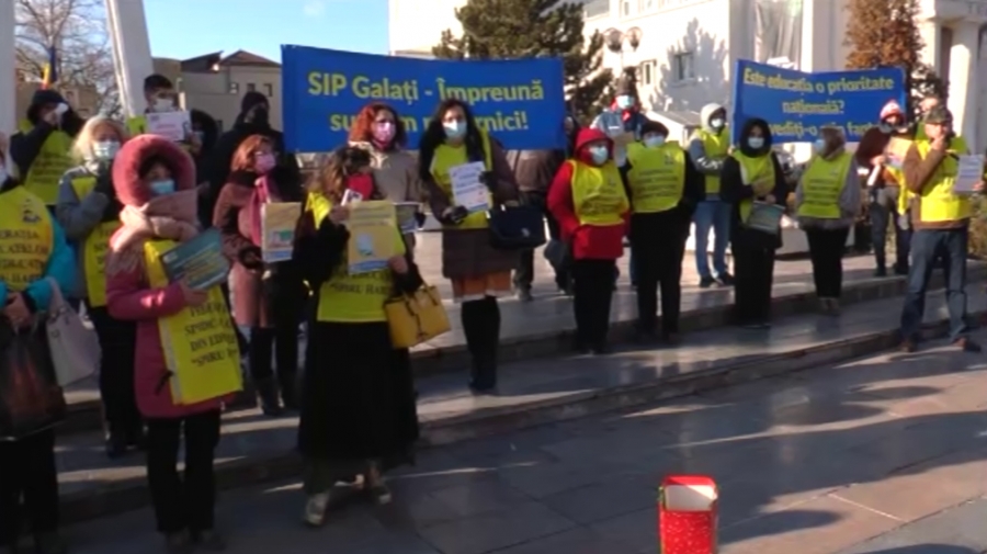 Galaţi: Cadrele didactice au protestat în faţa Prefecturii