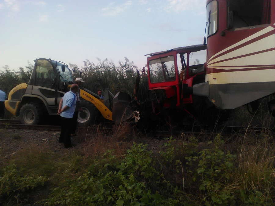 A murit strivit în cabina tractorului spulberat de tren