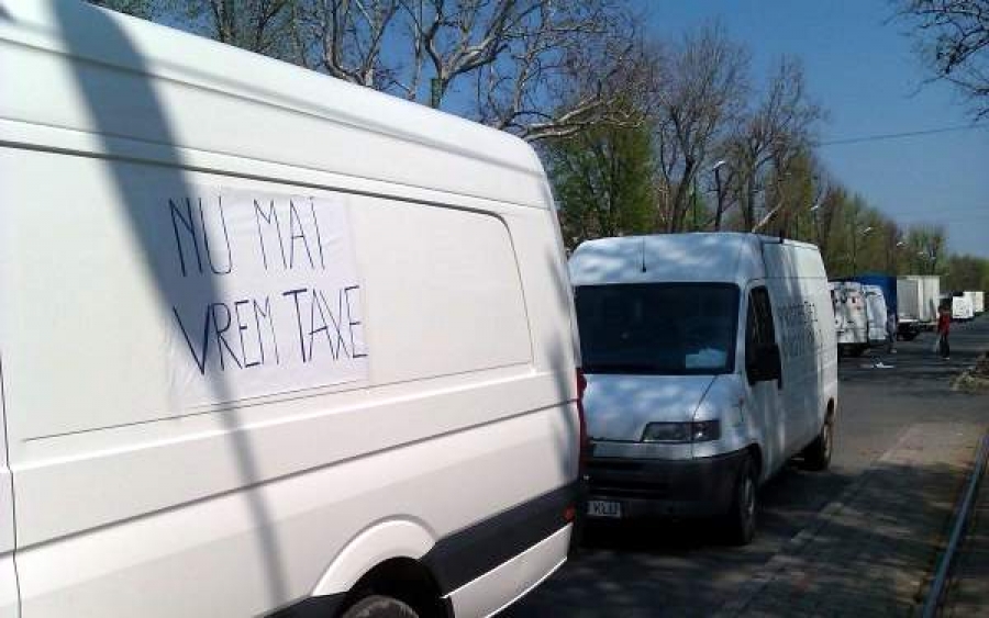 Transportatorii din Moldova protestează faţă de creşterea accizei la carburanţi