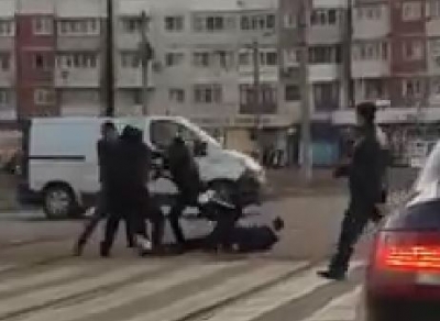 VIDEO | Încăierare în mijlocul unei intersecții din Galaţi