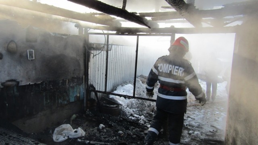 Incendiu pe str. Unirii: Octogenară moartă după ce a lăsat mâncarea pe foc şi a adormit