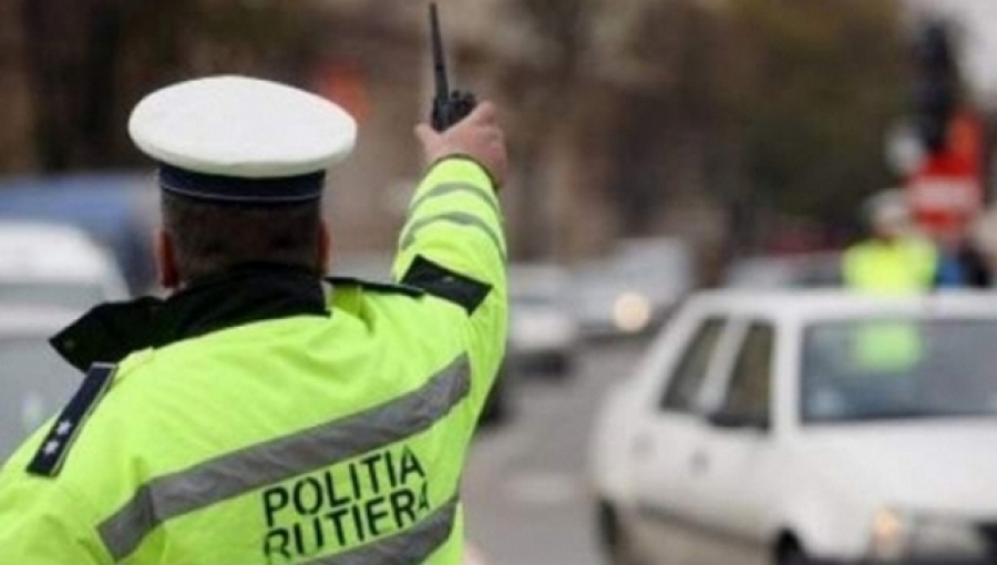 Val de şoferi prinşi la volan băuţi şi fără permis
