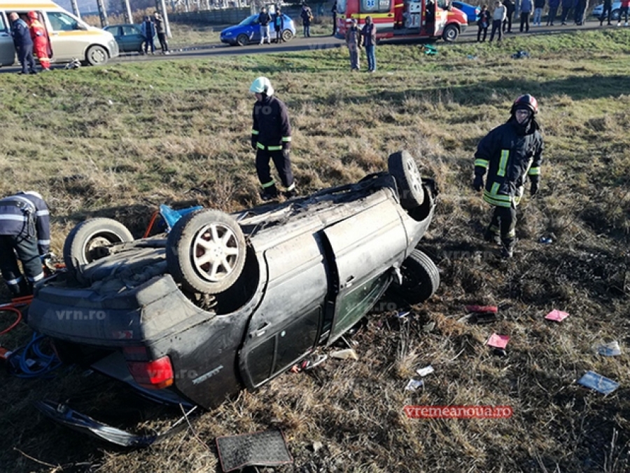 BREAKING NEWS: Trenul Iaşi - Galaţi a lovit în plin un autoturism