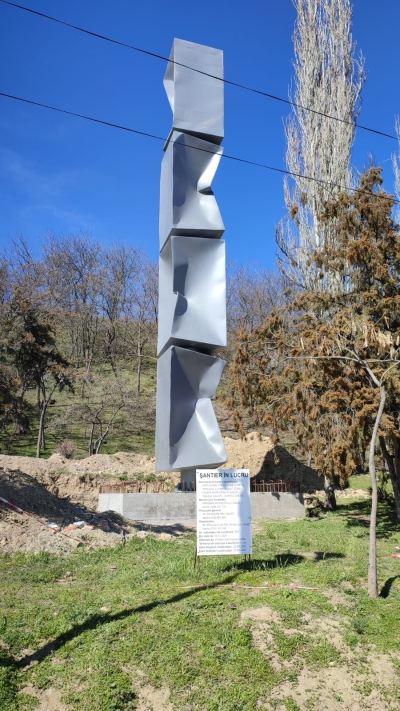 Sculptura „Omagiu lui Brâncuşi” a lui Ewerdt Hilgemann străluceşte, pentru prima dată, pe Faleza din Galaţi