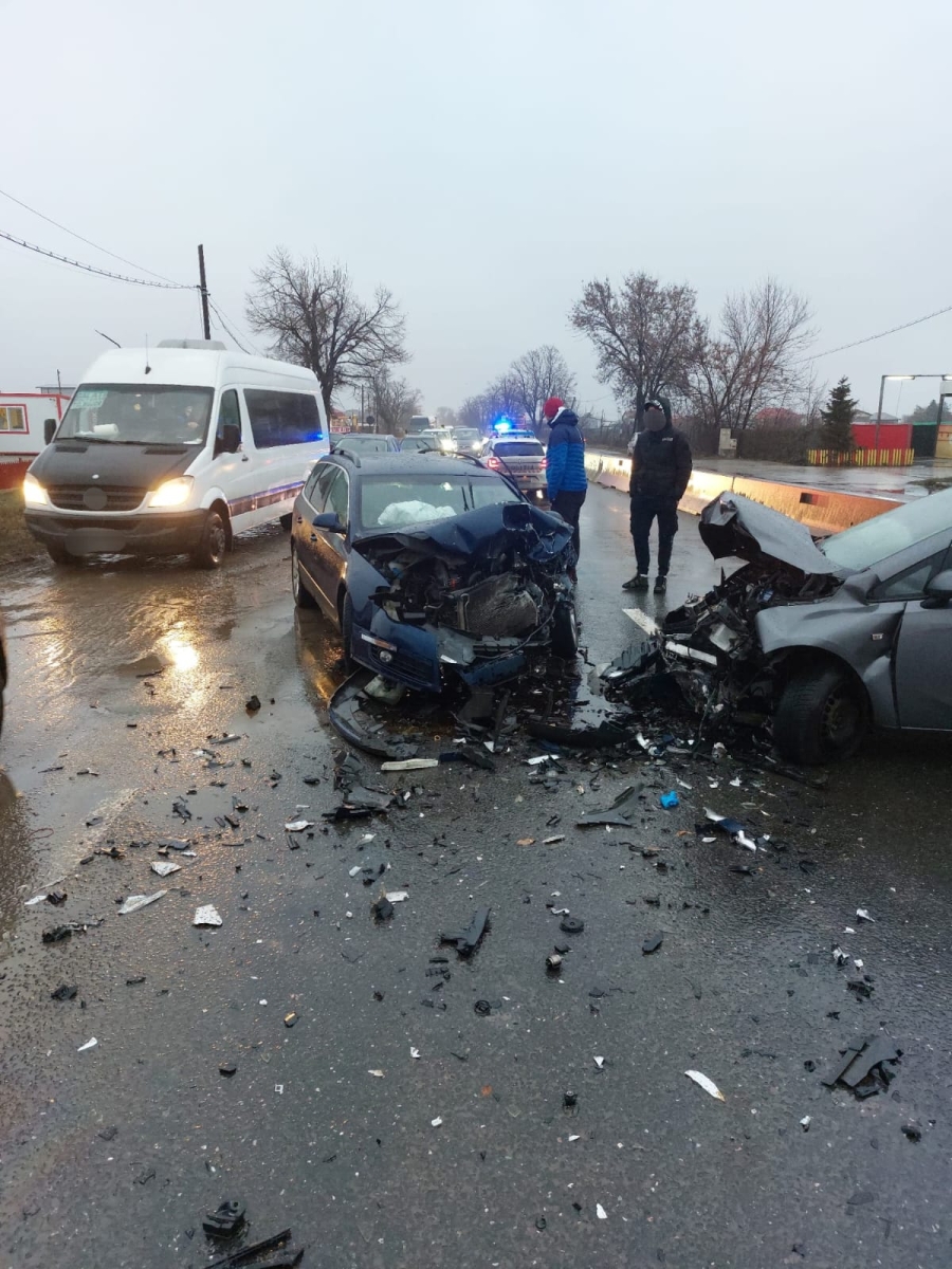 Accident la ieşirea din Galaţi. 2 persoane transportate la spital (FOTO)