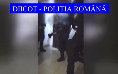 VIDEO | DIICOT Galaţi: Percheziţii şi reţineri pentru destructurarea unui grup specializat în fraude şi falsuri informatice