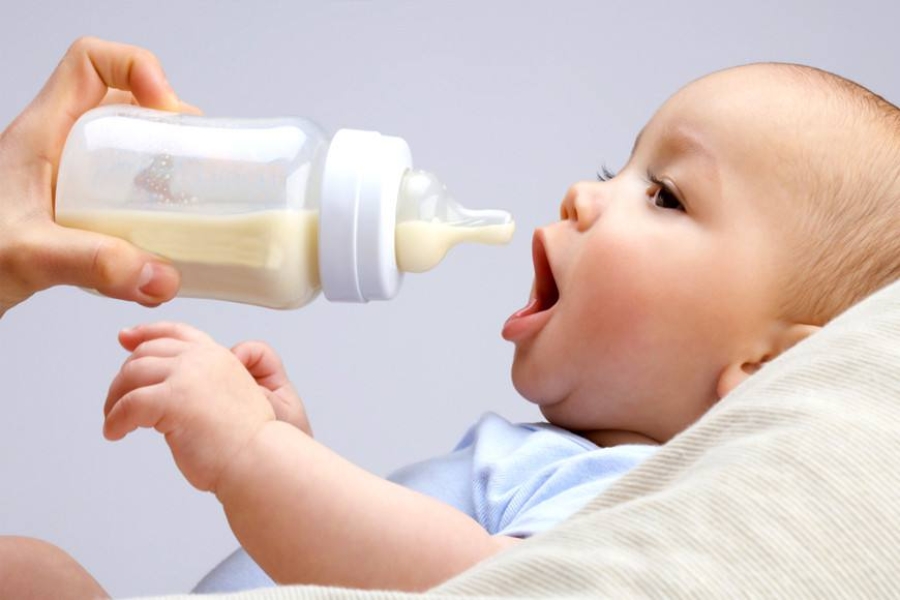 Tinerele mame, păcălite să ofere bebeluşilor lapte praf, acuză OMS şi UNICEF