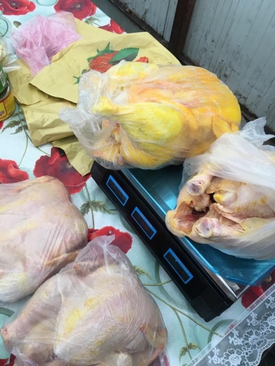 Prinşi cu "găina vopsită": Carne de pasăre vopsită, vândută lângă Piaţa Calea Basarabiei