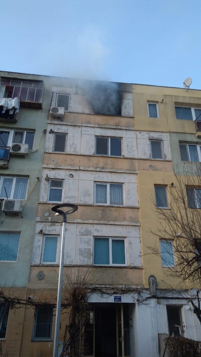 Au făcut grătar în bloc și au provocat un incendiu