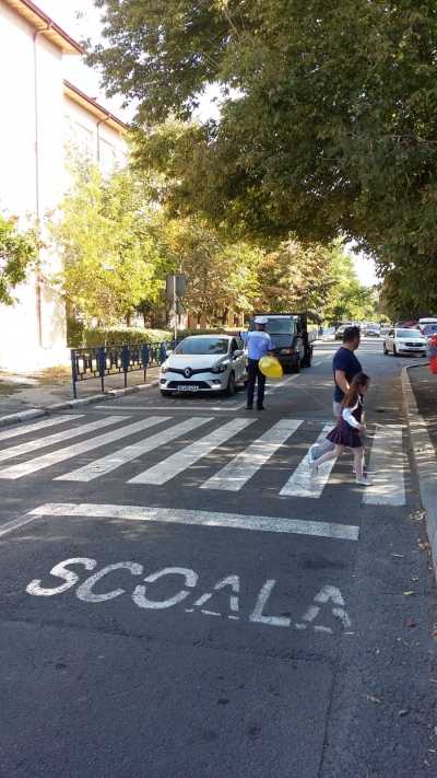 Poliţiştii gălăţeni, în stradă în prima zi de şcoală (FOTO)