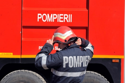 La un pas de moarte: O maşină, în care se aflau părinţii şi un copil de 9 ani, a lovit un cap de pod şi a luat foc