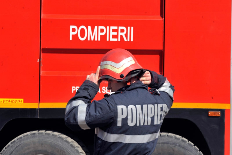 La un pas de moarte: O maşină, în care se aflau părinţii şi un copil de 9 ani, a lovit un cap de pod şi a luat foc
