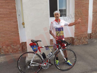 Face Turul României Mari pe bicicletă, deşi nu aude