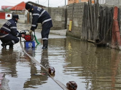 Ploile torenţiale au creat probleme în Gara Galaţi şi în curţile unor săteni