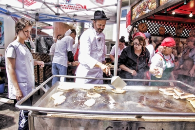 Masterchef Nicolai Tand a gătit prânzul pentru gălăţeni în Piaţa Centrală (FOTO)