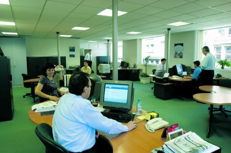 Trei sferturi dintre angajaţii români stau la muncă între 30 şi 40 de ore pe săptămână
