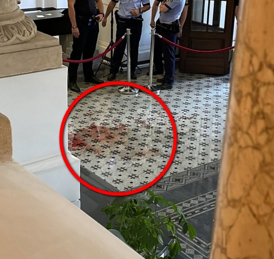 Incident sângeros în holul primăriei. Copil de 6 ani, rănit grav după ce o statuie a căzut peste el, în Capitală (FOTO)