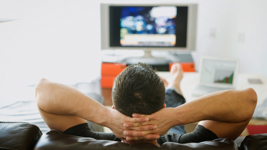 Românii preferă să-şi petreacă timpul liber în faţa televizorului şi pe Internet