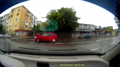 Accident grav pe trecerea de pietoni. O femeie a fost proiectată în aer de autorismul care a lovit-o