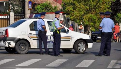 Bărbaţi reţinuţi pentru furtul a zeci de oglinzi retrovizoare