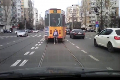 Călătorie clandestină pe bara tramvaiului