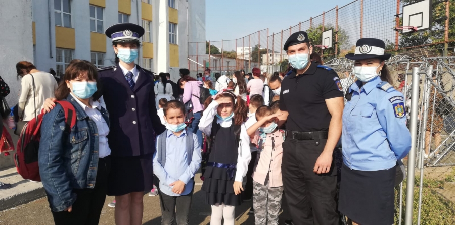 Poliţiştii tulceni au participat la proiectul „Nu sunt singur în prima zi de şcoală”