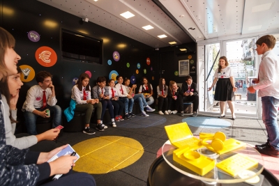 ”Şcoala de bani pe roţi” aduce la Galaţi cursuri gratuite de educaţie financiară pentru elevi