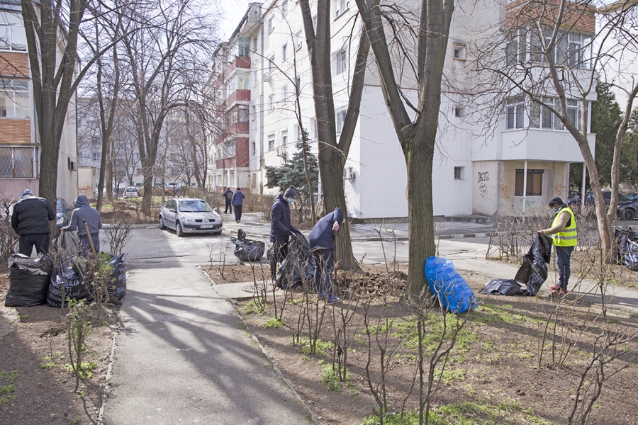 Primăria a dat startul curăţeniei de primăvară în cartiere (FOTO)