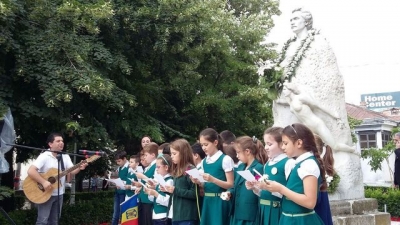 Omagiu poetului Eminescu în faţa statuii încărcate de istorie