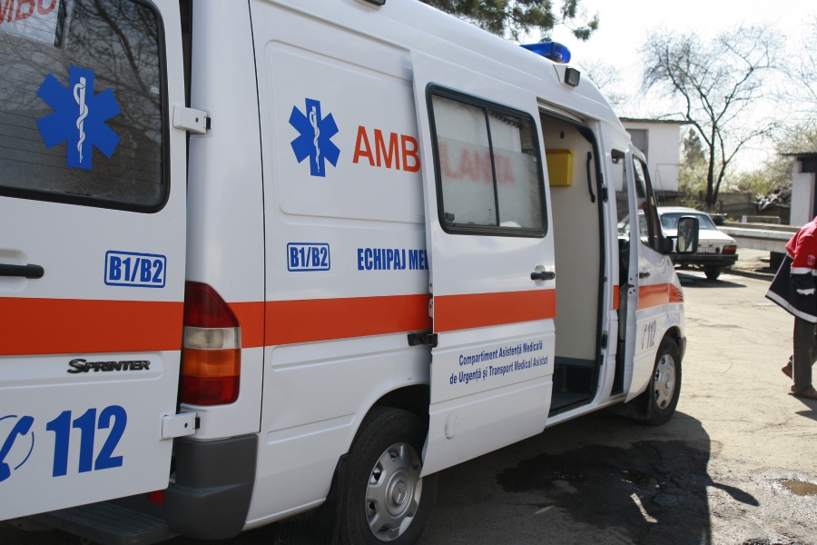 Protest cu banderole albe şi afișe cu revendicări lipite pe geamul ambulanţelor
