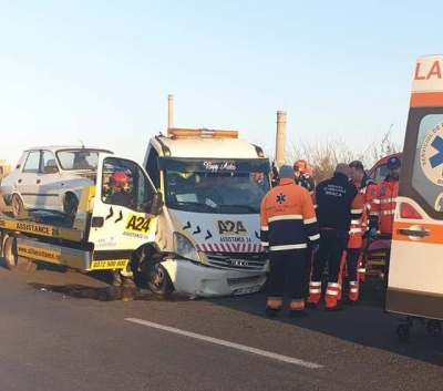 Brăila: Microbuz cu 30 de călători, coliziune cu o autoplatformă