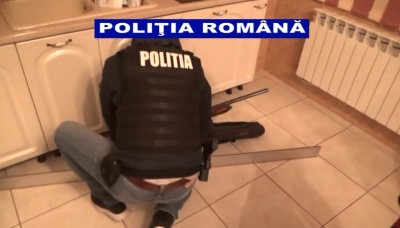 Armă letală fără acte, descoperită la percheziţii (VIDEO)